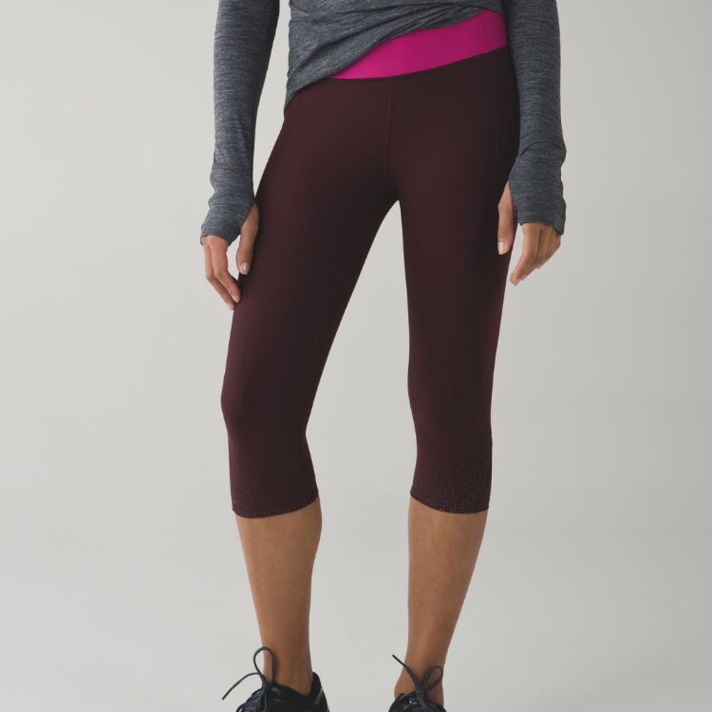 SOLD Ω LULULEMON Tight stuff crop leggings